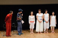 千鳥と「ミーサ・ダンススペース」の講師・生徒たち。