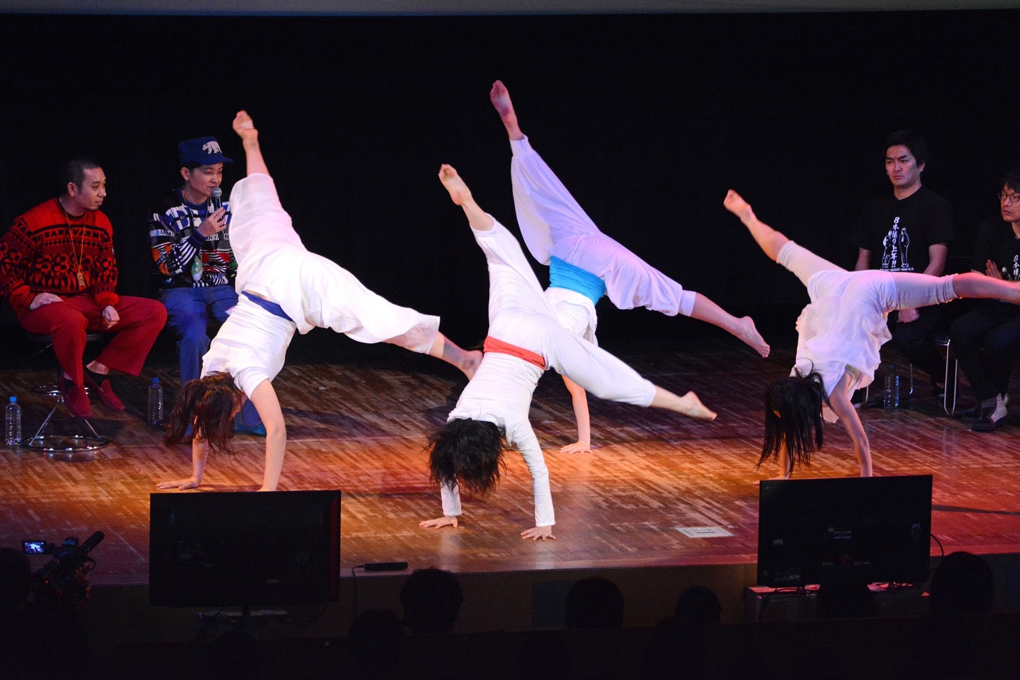 コンテンポラリーダンスを披露する「ミーサ・ダンススペース」の講師・生徒たち。