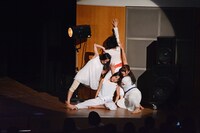 コンテンポラリーダンスを披露する「ミーサ・ダンススペース」の講師・生徒たち。