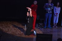 コンテンポラリーダンスに挑戦するジャングルポケットおたけ。