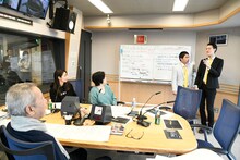 霜降り明星のネタを間近で鑑賞する大竹まことら。