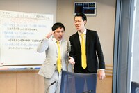 ネタを披露する霜降り明星。