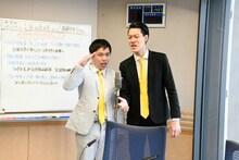 ネタを披露する霜降り明星。