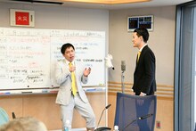 ネタを披露する霜降り明星。