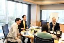 霜降り明星とトークする大竹まこと（右）。