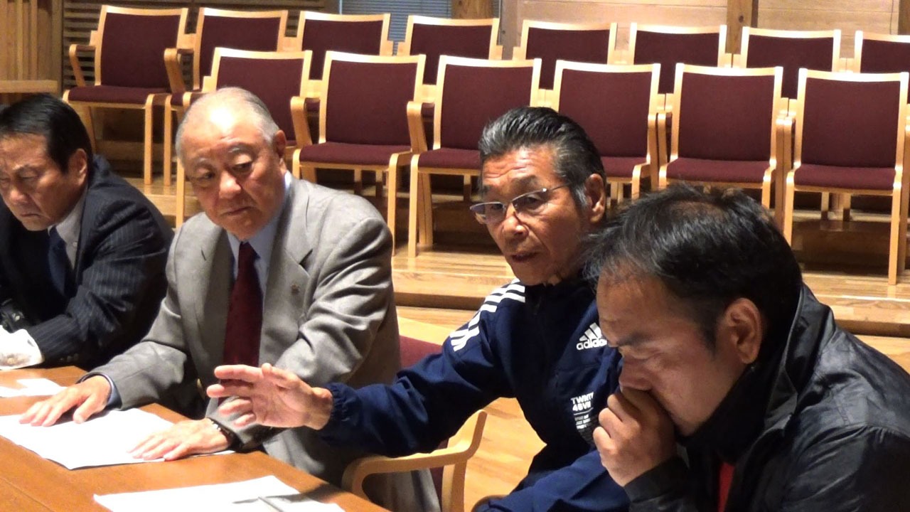 新しいマラソン大会の企画に真剣な表情を見せる間寛平（左から3人目）。(c)MBS