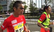 今年の大阪マラソンに挑戦する間寛平(左)。(c)MBS