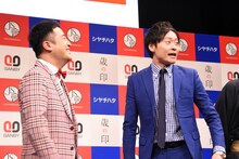 和牛・水田（左）がシリアスに語るのを制止する川西（右）