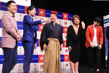 してもいない結婚指輪を報道陣にアピールするチョコレートプラネット松尾（左から4人目）。