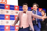 「2018年『歳の印』捺印式」でカメラから川西を守ろうとする和牛・水田。