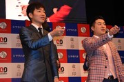 光るハンコに驚くジャルジャル後藤（左）と和牛・水田（右）。
