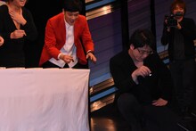 光るハンコを懐中電灯代わりに現場検証してみせるガリットチュウ福島。