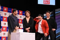 MCに注意されおどけるガリットチュウ熊谷（左から3人目）。