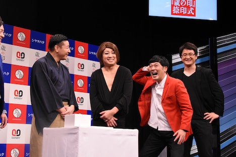 MCに注意されおどけるガリットチュウ熊谷（左から3人目）。