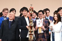 手前左から、松村邦洋、アイデンティティ、大島優子。