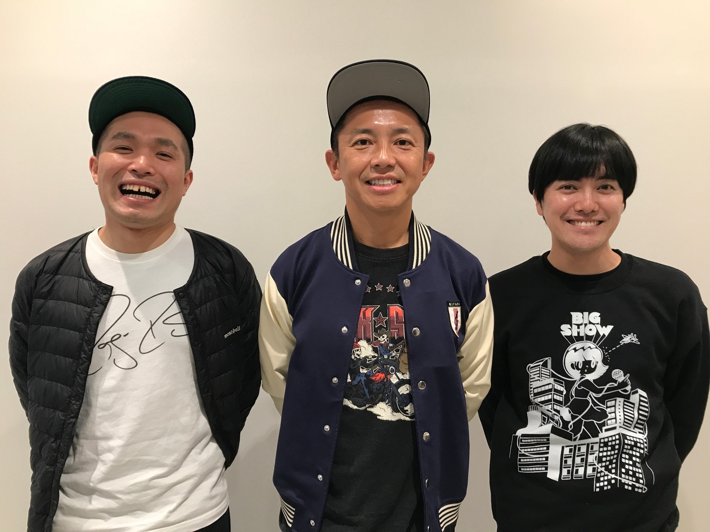 「ラジナタ！」に出演するラブレターズとGAKU-MC（中央）。