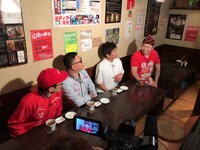 東京でがんばる広島県人を応援するシソンヌと平成ノブシコブシ徳井。(c)広島ホームテレビ