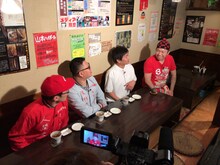 東京でがんばる広島県人を応援するシソンヌと平成ノブシコブシ徳井。(c)広島ホームテレビ