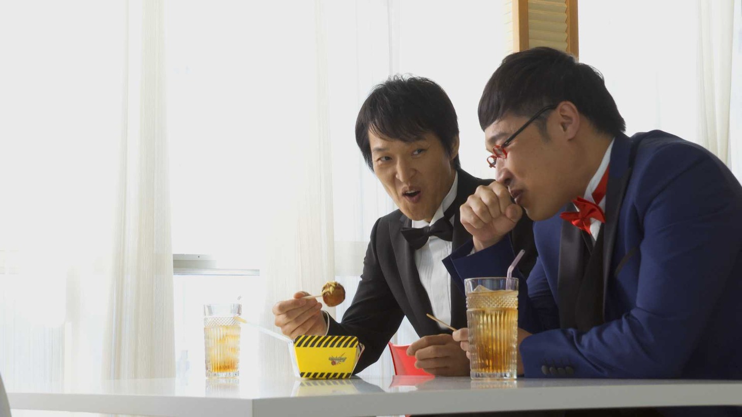 CM「【年末年始もヤバババーン】銀だこ」編に出演する（左から）千原ジュニア、南海キャンディーズ山里。