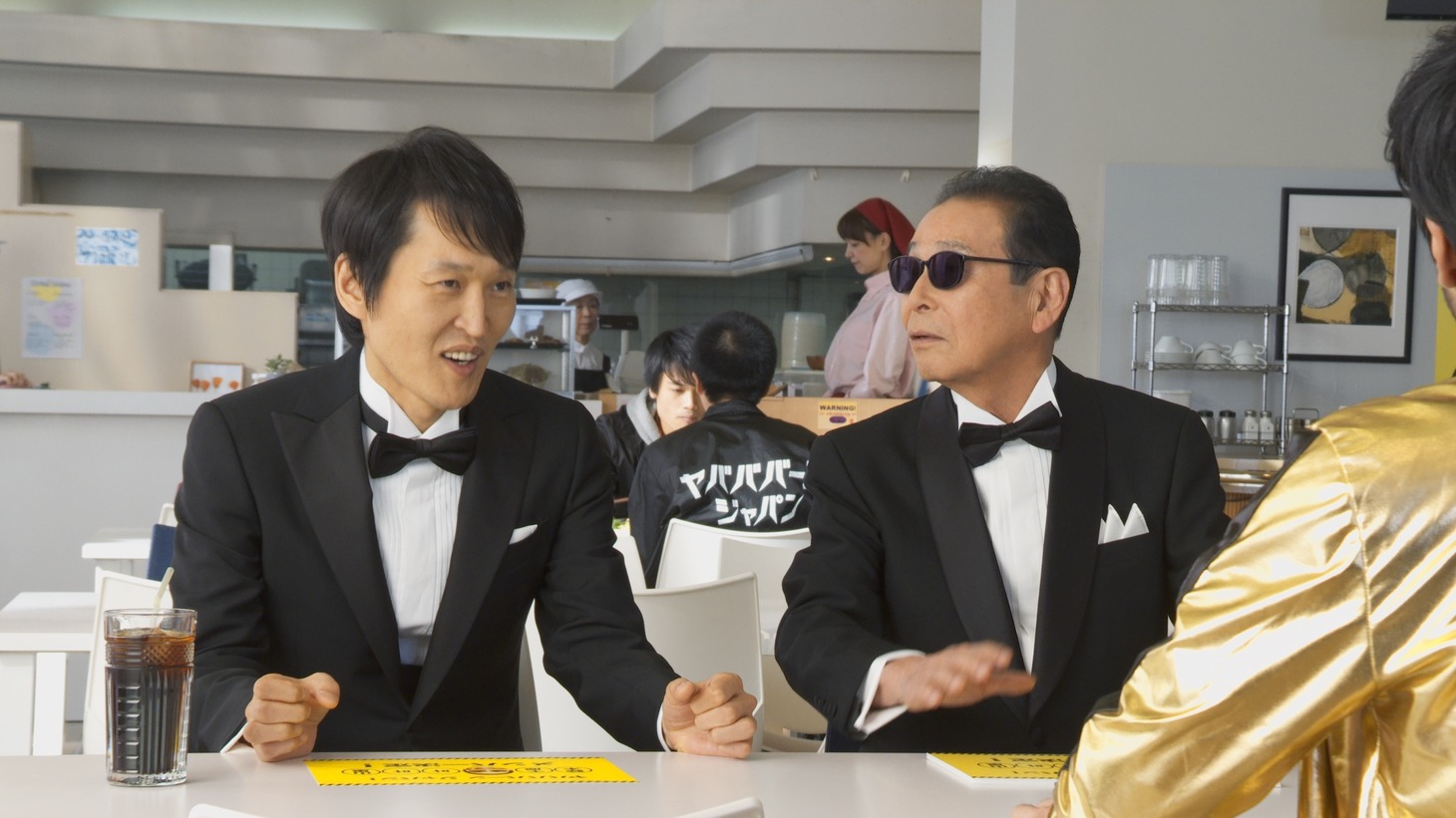 「モンスターストライク」のCM「【年末年始もヤバババーン】ヤバババーン・ジャパン？」編に出演する（左から）千原ジュニア、タモリ。