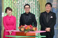 司会を務める松丸友紀アナウンサー、おぎやはぎ（左から）。