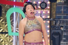 パフォーマンスに入る前のバナナマン日村。