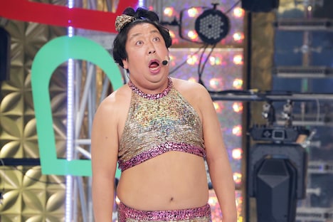 パフォーマンスに入る前のバナナマン日村。