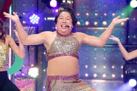 歌い踊るバナナマン日村。