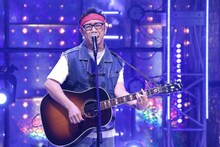 歌う東京03角田。