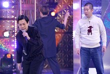 ハライチによるパフォーマンスの様子。