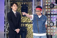 歌に入る前の東京03角田（右）と大竹マネージャー（左）。