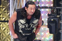 パフォーマンス前のロバート秋山。