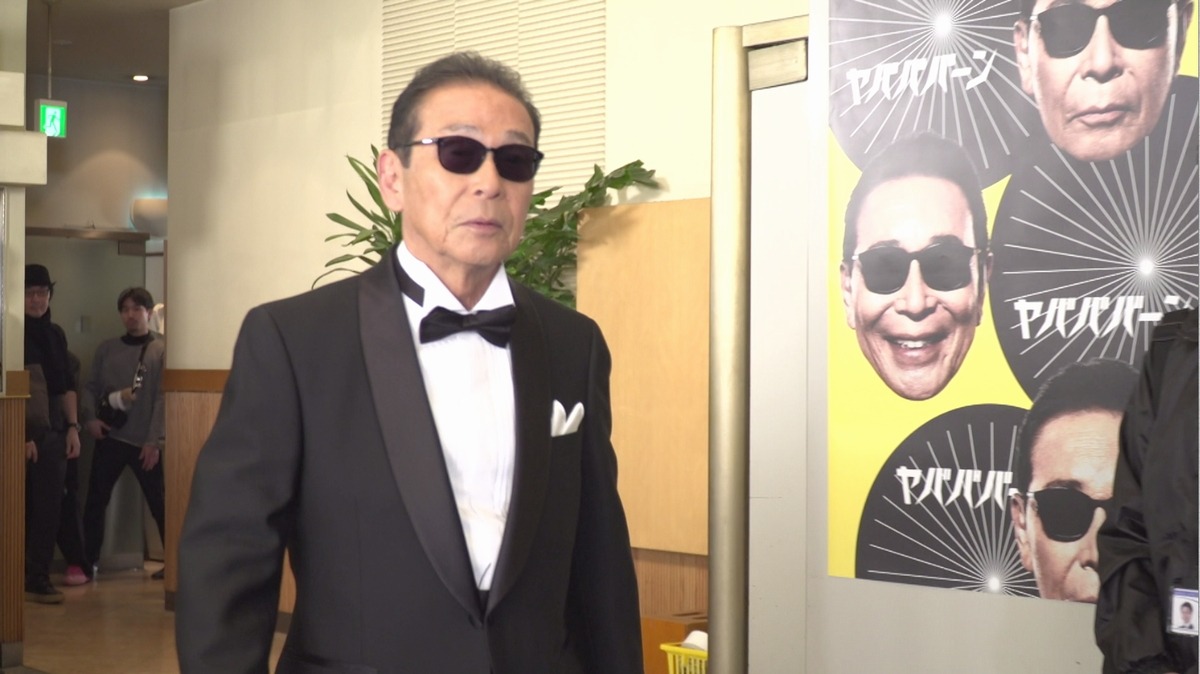 CM撮影現場のタモリ。