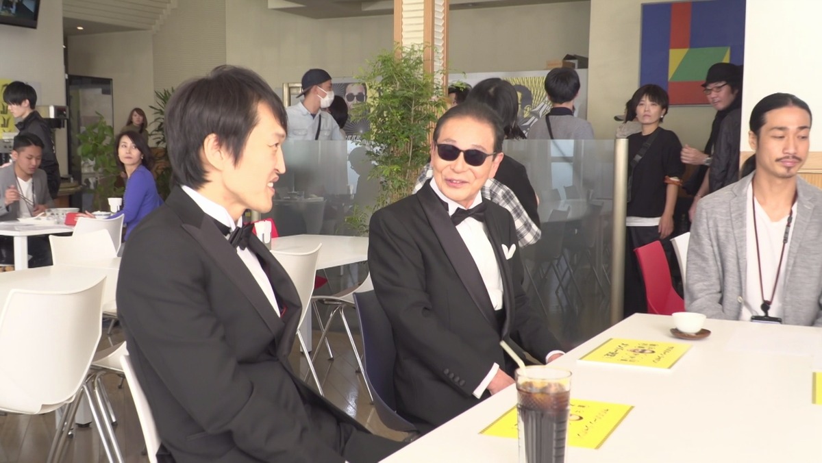 CM撮影現場のメイキングカット。