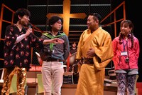 ゲネプロ終了後に挨拶する（左から）インパルス板倉、山崎樹範、ダイノジ大地、中島早貴。