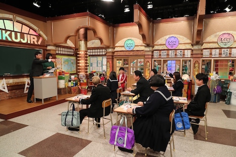 南海キャンディーズによる授業の様子。(c)テレビ朝日