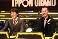 （左から）千原ジュニア、かまいたち山内。(c)フジテレビ