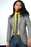 髪の毛を振り乱して子供たちの笑いを誘うトム・ブラウン布川。