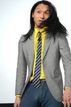 髪の毛を振り乱して子供たちの笑いを誘うトム・ブラウン布川。