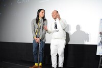 漫才を披露するトム・ブラウン。