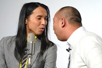 漫才を披露するトム・ブラウン。