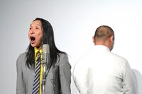 漫才を披露するトム・ブラウン。