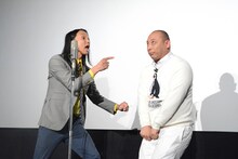 漫才を披露するトム・ブラウン。