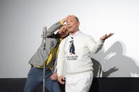 漫才を披露するトム・ブラウン。