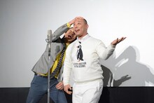 漫才を披露するトム・ブラウン。