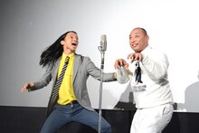 漫才を披露するトム・ブラウン。