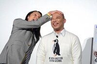 「観てくれなきゃ……」「ダメー！」と作品をPRするトム・ブラウン。