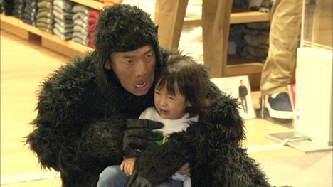迷子になった子供をゴリラ姿であやす、くりぃむしちゅー上田。(c)テレビ朝日