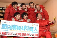 スマホで自撮りするキャストたち。