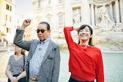 トレビの泉にて、タモリ(左)と林田理沙アナウンサー(右)。(c)NHK